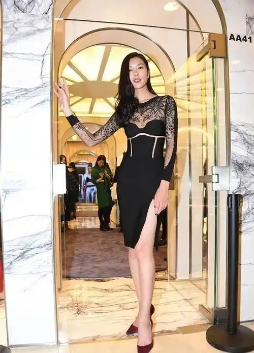 刘雯的身材真是绝了穿拼接开叉裙好像短一截细长美腿好撩人