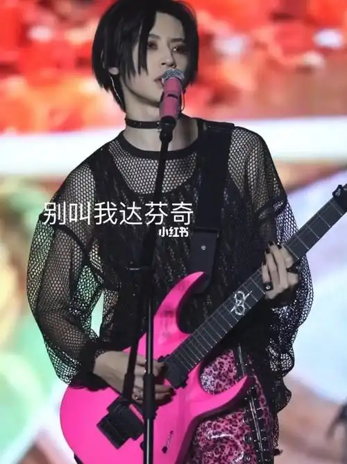 小鬼王琳凯  #小鬼的达琳  没有洒水的达芬奇但是有吉他 太棒了