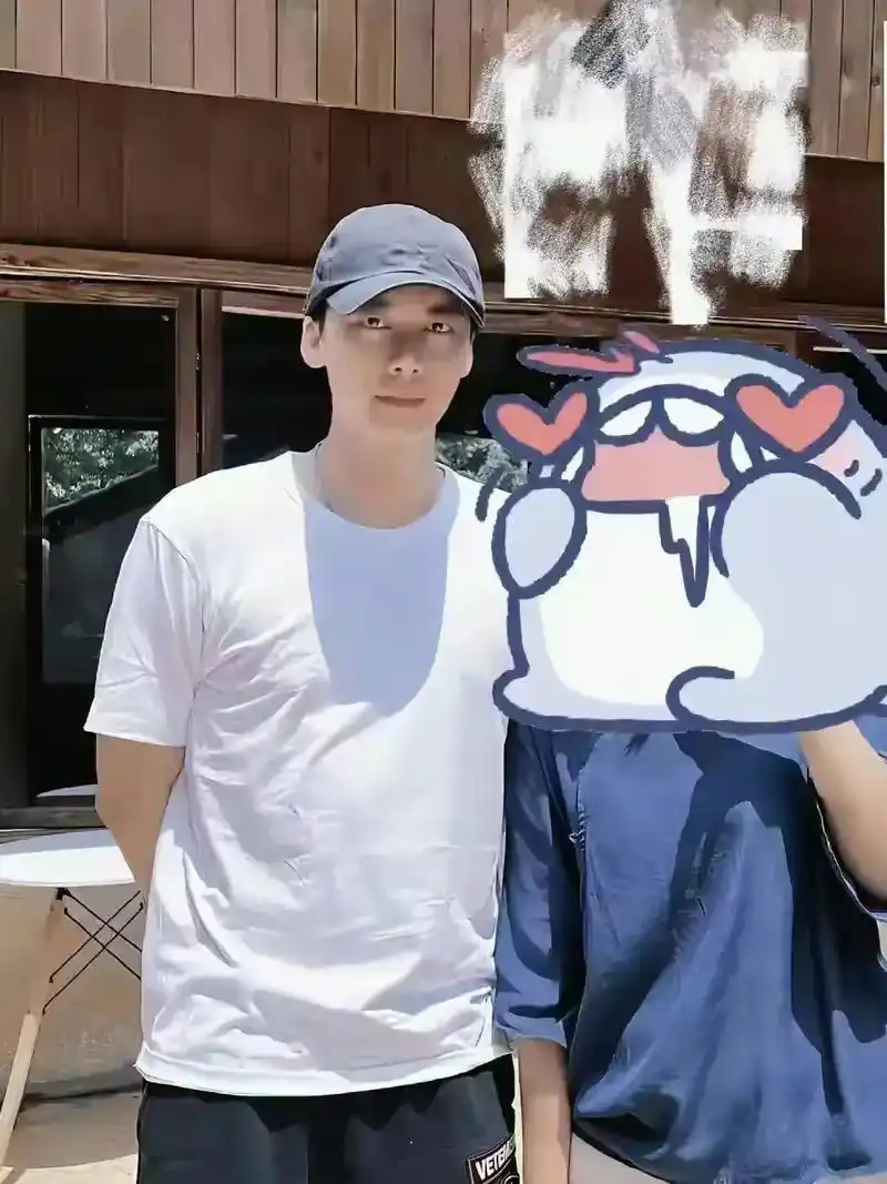 曝李易峰与金晨一起去旅游,二人共同投资开店,男方近期生活滋润