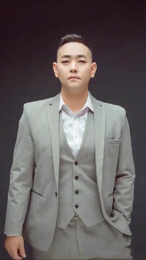 "小龙人"陈嘉男近况曝光,身材健硕变化大,开车玩漂移男人味足