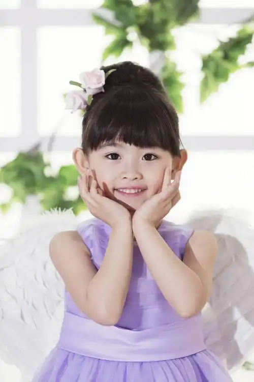 表演,连衣裙,正装,翅膀,图片,浪漫,注视,黄种人,草,小孩,小女孩,绿色