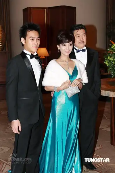 图文赵雅芝全家亮相赵雅芝全家出席