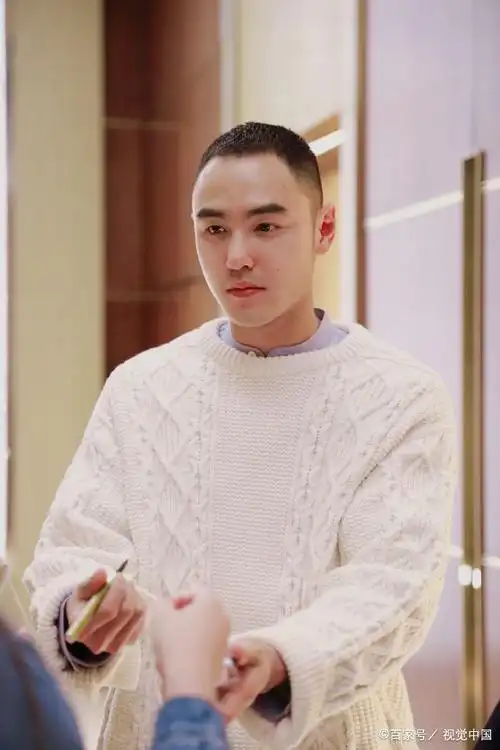 经受住板寸的考验!阮经天板寸头随性不羁 为粉丝签名一展亲和力