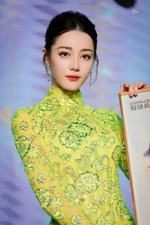 迪丽热巴金色露背旗袍造型