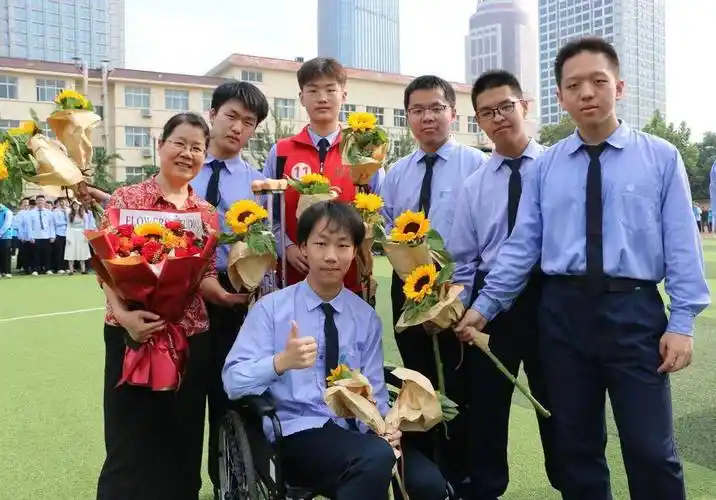 山东省实验中学高三学子穿过"成功门",让"离别开出花"