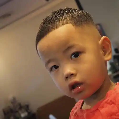 2024夏季小男孩发型来了,两侧铲短很百变,剪完真帅气