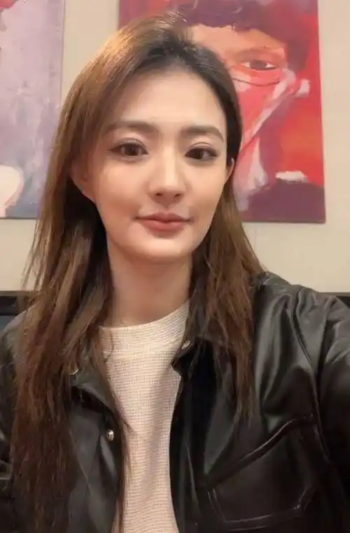 恢复单身的徐璐接拍了好几部新戏,代言也拿到不少,性格活泼的她经常和