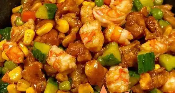 虾仁炒时蔬:口感鲜嫩,色彩斑斓_黄瓜_道菜_玉米粒