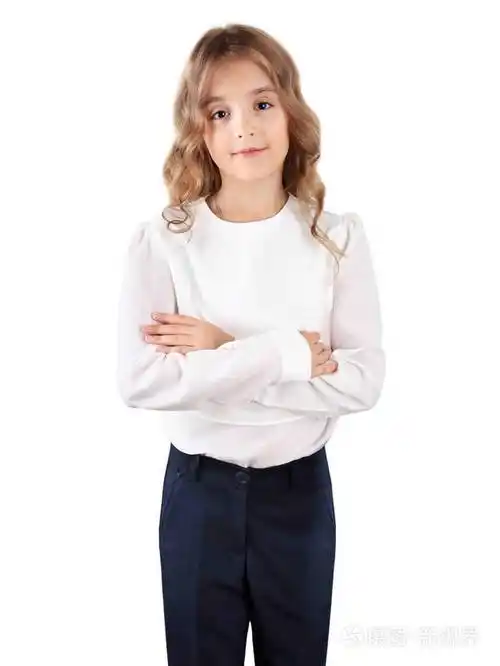 白人适龄儿童女孩大孩子站在孤立