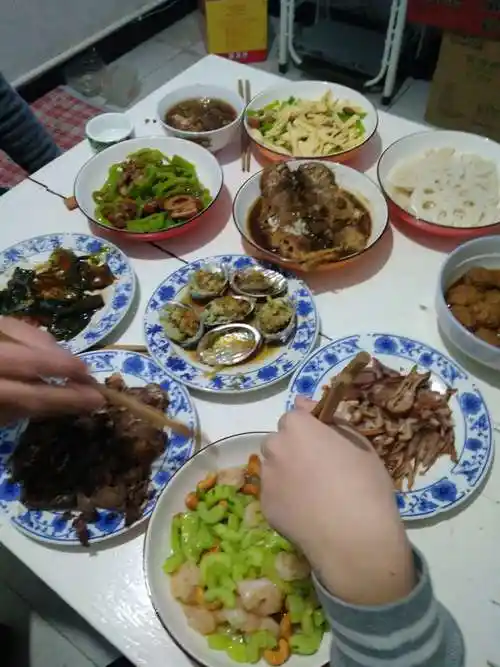 除夕晚上,我们到奶奶家吃年夜饭,爸爸给我做了我最爱吃的鲍鱼,一家人