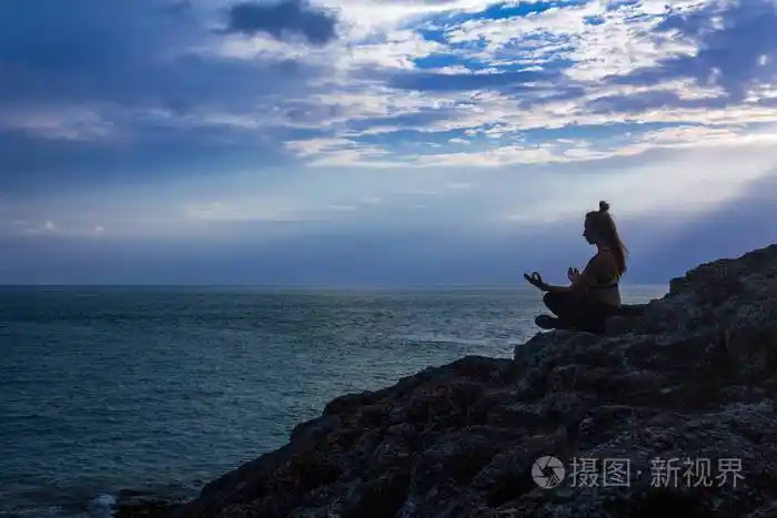 女人在海边沉思的剪影