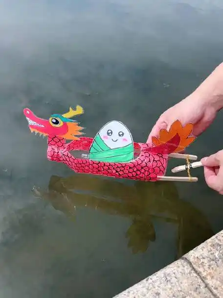 用塑料瓶做个好玩的端午节龙舟吧,快跟小朋友一起来试试#幼儿园创意