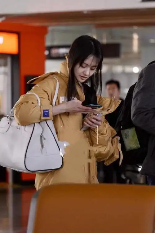 郑爽机场不好好穿羽绒服一路低头玩手机肤色暗沉有痘痘