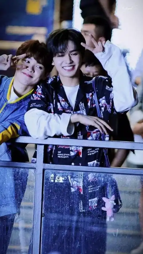 朱正廷超低v领现身和尤长靖合影太"般配",蔡徐坤乖巧萌化粉丝