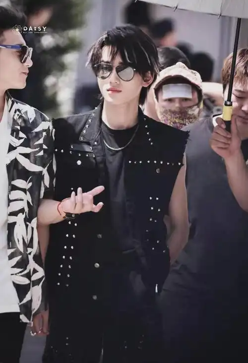 宋亚轩的风格变化多端,在之前参加综艺节目时,他穿着校服,整个人显得