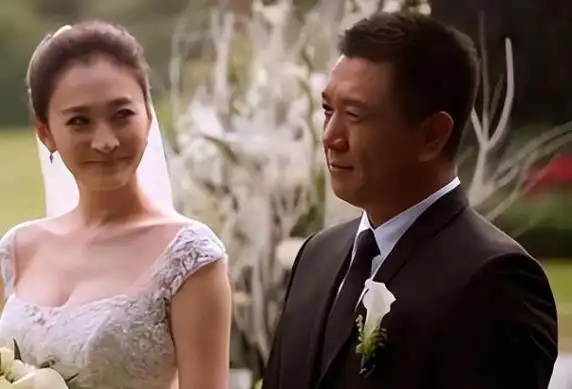 纪实李小冉带54岁富豪老公出席晚宴,穿衬衫似少女,老公老得像爹