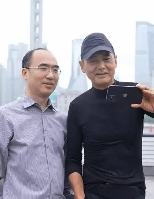 69岁周润发朝阳公园跑步!手臂长满小肉球,目击者称身高超180