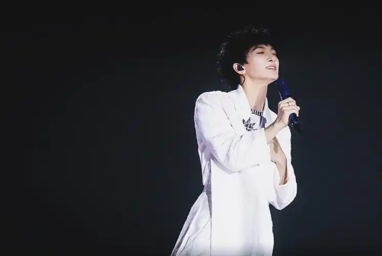 有没有周深超好看的照片无水印