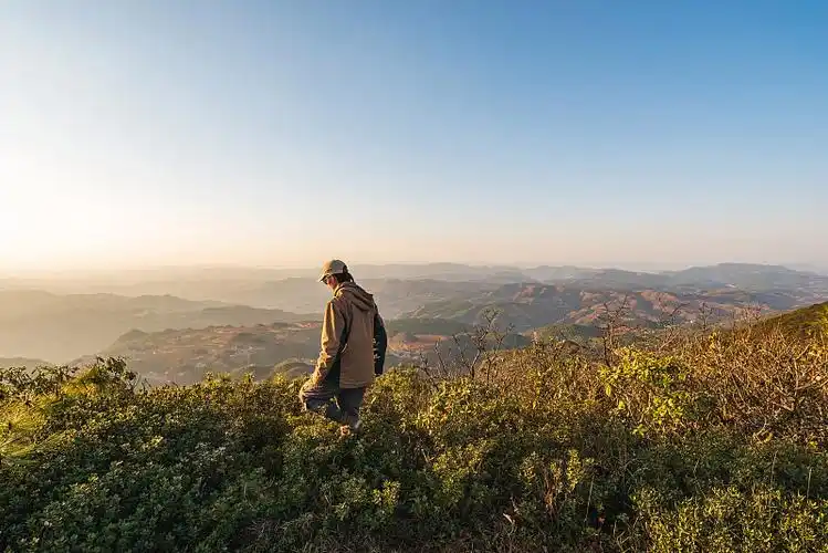 一个人站在山顶看风景图片下载