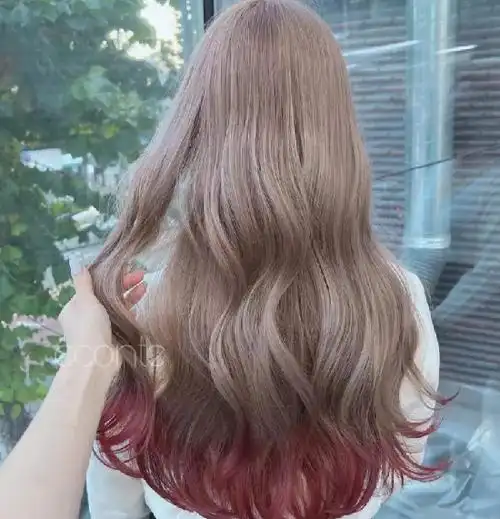 今年流行这款发型 美人鱼波浪长卷发