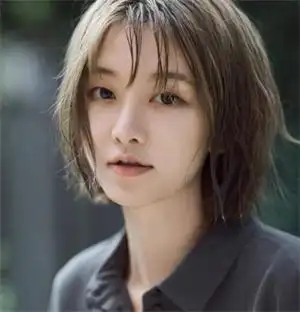 流行的短发,要百搭的话还是以中短发发型为主,齐脖斜刘海波波头修饰