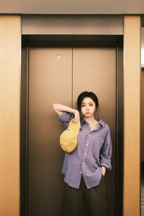 postcard#  随手拍拍,更多两小姐@谭松韵seven掉落～  靠墙戴个帽,是