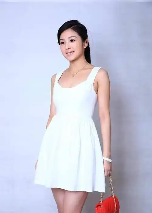 张含韵有底气放出不p的定妆照,这"腿型"太真实了_风格_女性_连衣裙