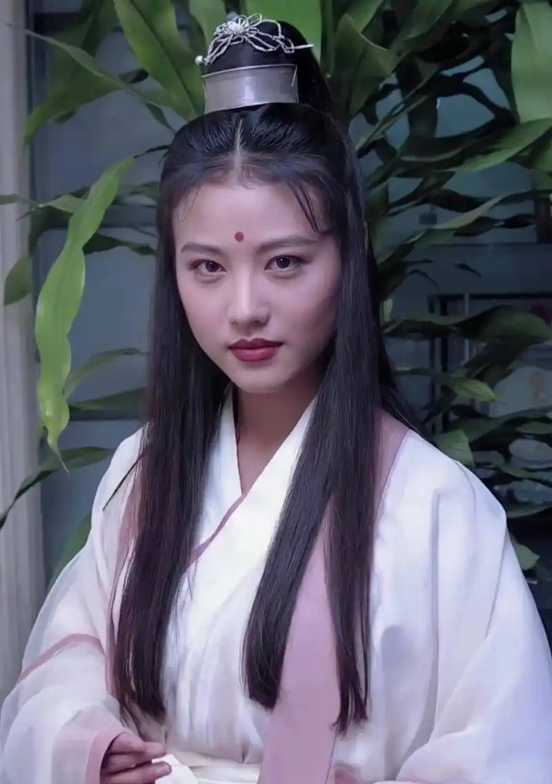 周海媚作为香港的一代美女明星,因为超高的颜值,巅峰期曾经有5个男士