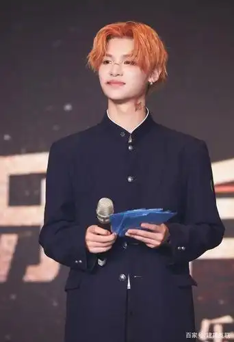 男明星染橘发:黄明昊可爱,鹿晗青春,看到他:我的心被偷走了