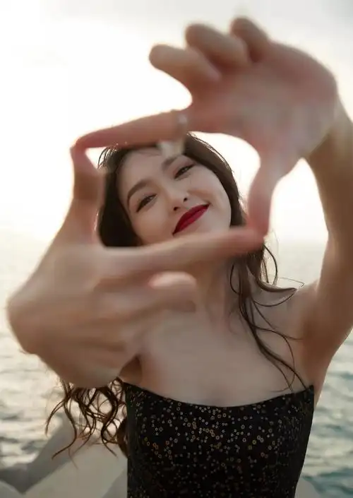 唐嫣海边大片,身穿亮片薄纱黑裙,红唇娇艳,风情万种