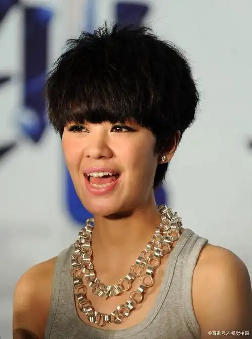 郁可唯乘风破浪 短发热裤打醉拳