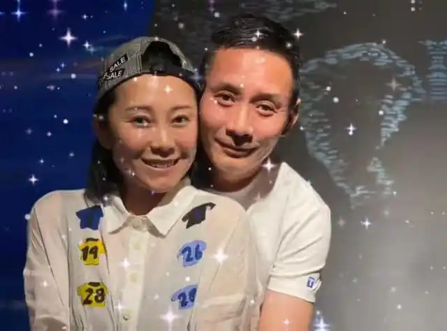 田小洁跟陌生女人贴脸合照一年前才官宣恋情言行举止实在不妥