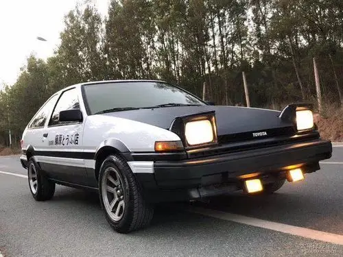 25万头文字d豆腐车ae86全车原版原左看车比相中