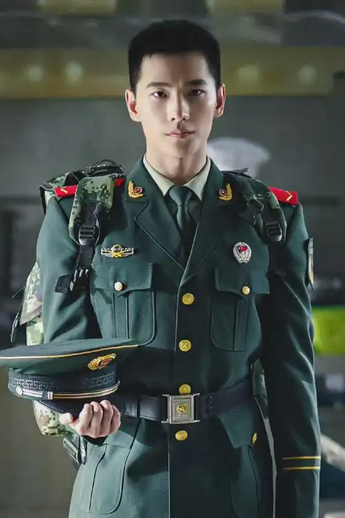 杨洋请把军装焊身上