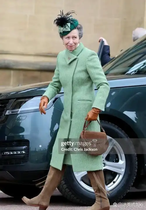 大家看看英王室成员的身高:[嘻嘻]  伊丽莎白女王163cm, 菲利普亲王