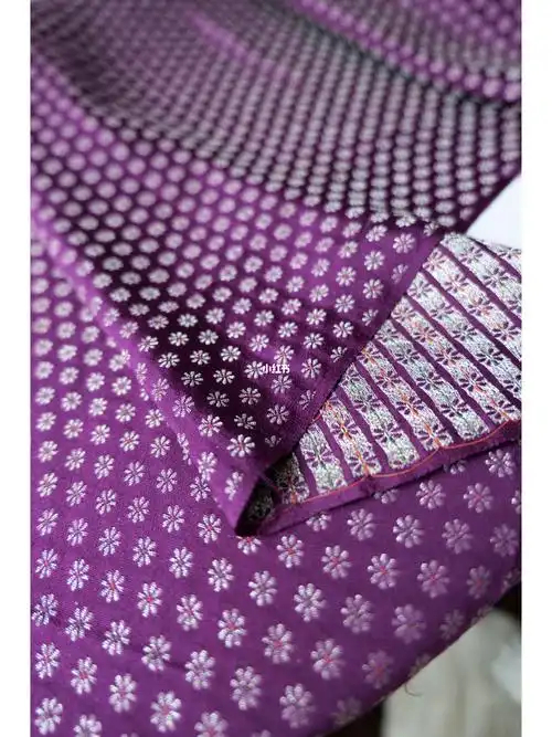 深紫色织银小纹正绢