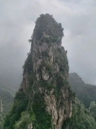 雄伟陡峭的山高耸入云
