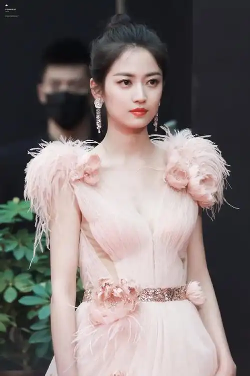 陈钰琪的眼睛美极了清澈又有神粉色礼服宛若一朵蔷薇