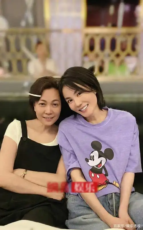 王菲为李嫣庆生,李嫣献唱摆时尚pose,手机壳曝光是王菲经典画面