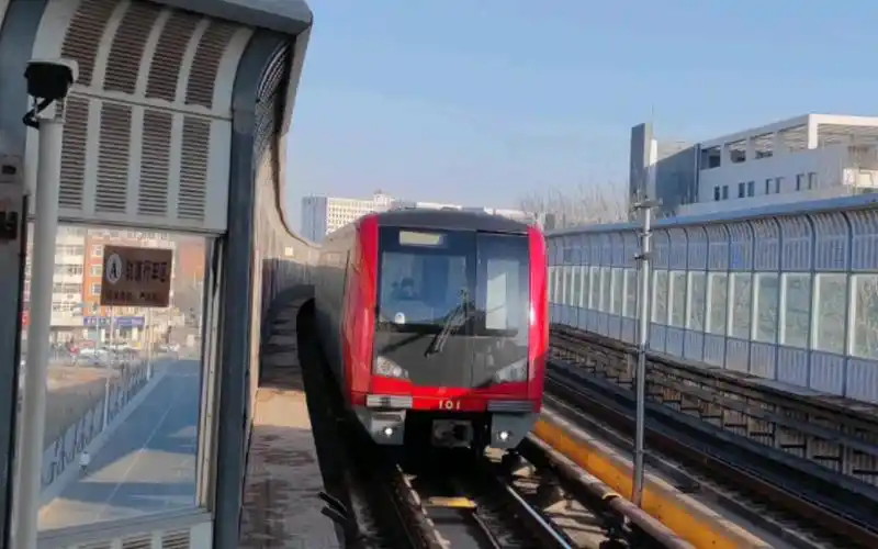 天津地铁1号线元老101进财经大学站