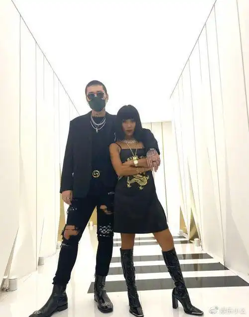 是助理还是男朋友吉克隽逸晒出助理合影被指很般配像极了情侣