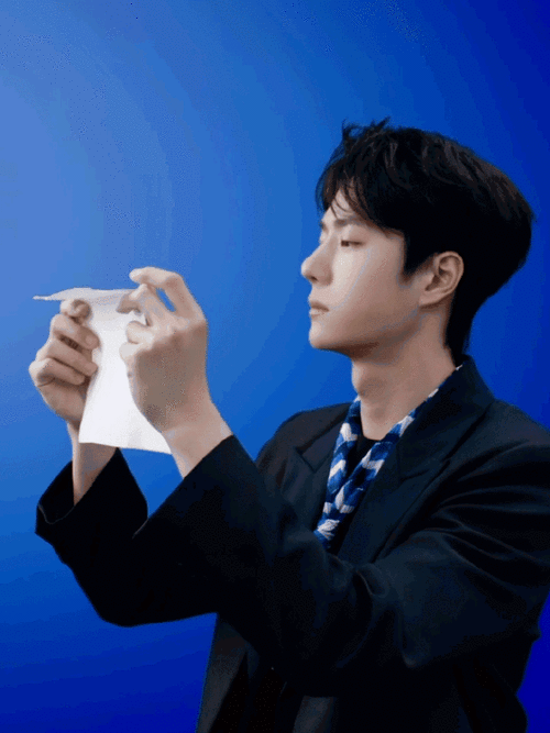 王一博黑色西装搭配蓝白丝巾,好清爽好高级!