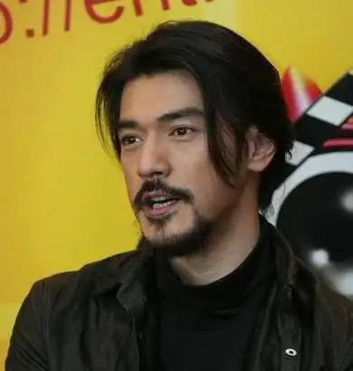 不过看到众多男星留胡子的造型后,确实是比没胡子更有男子气概,也更为