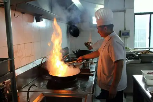 厨房无水管理,并不是每个厨师发一双布鞋那么简单!