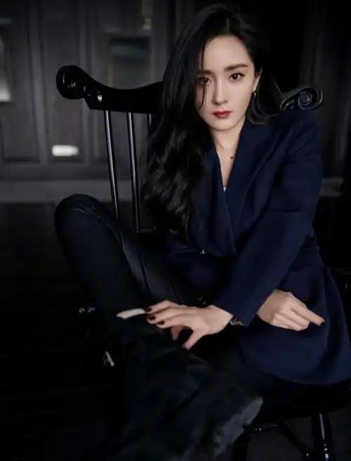 杨幂穿上西装配皮裤很时髦干练又霸气是成熟女性的穿搭典范