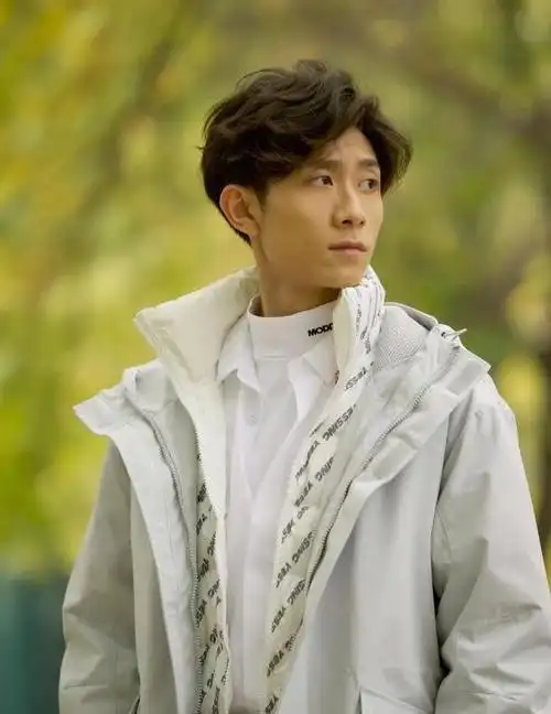 张一山吃回扣?鹿晗热巴要合作?吃瓜