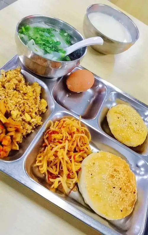 一周食堂早餐来了,烧饼鸡蛋小菜,天天有,可吃的人说腻味