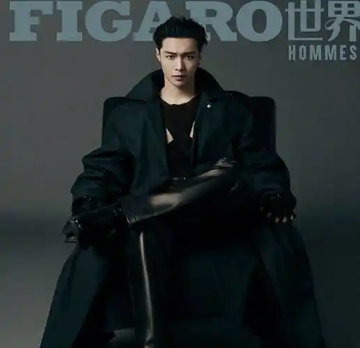 张艺兴身穿ck脚踩匡威!