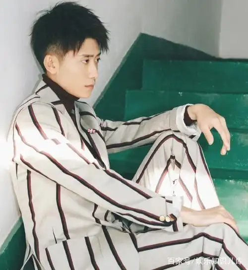 张一山搞怪自拍,颜艺合集太搞笑,请拿起你的偶像包袱!