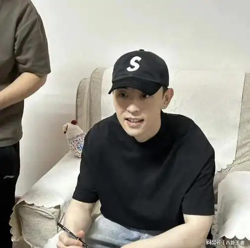 邓伦近况曝光!素颜出镜不惧镜头,博物馆背手看文物,像遛弯的大爷